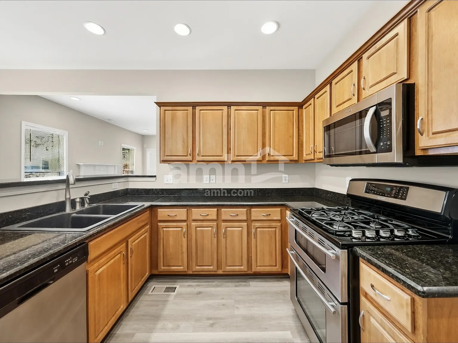 4 bed, 2.5 bath, 3210 sqft, $3,060 — Photo 3