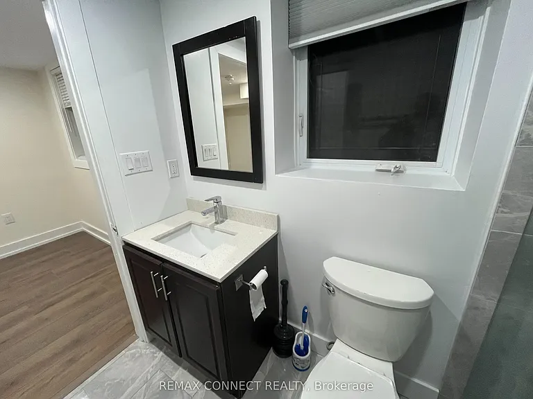 1394 Largo Cres #LOWER — Photo 5