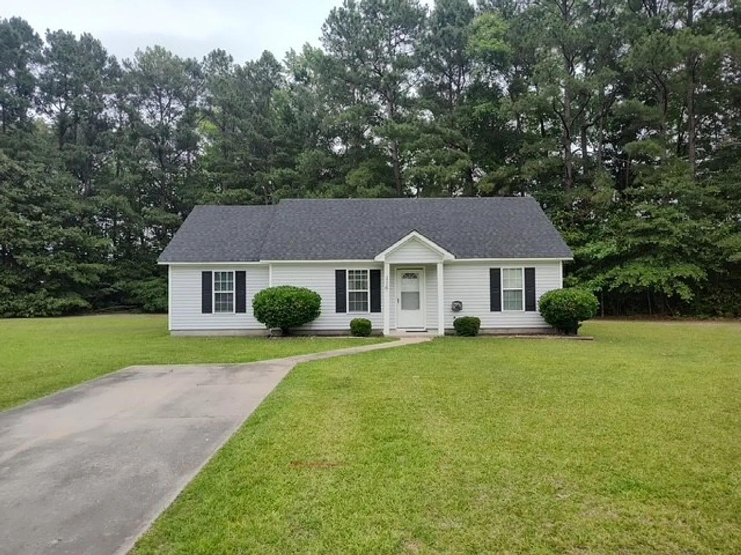 Beautiful home located right outside City Limits — Photo 1