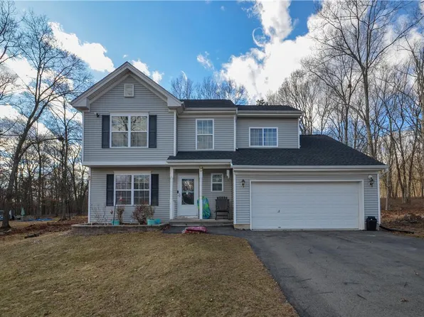 2138 Bedford Dr, Bushkill, PA 18324