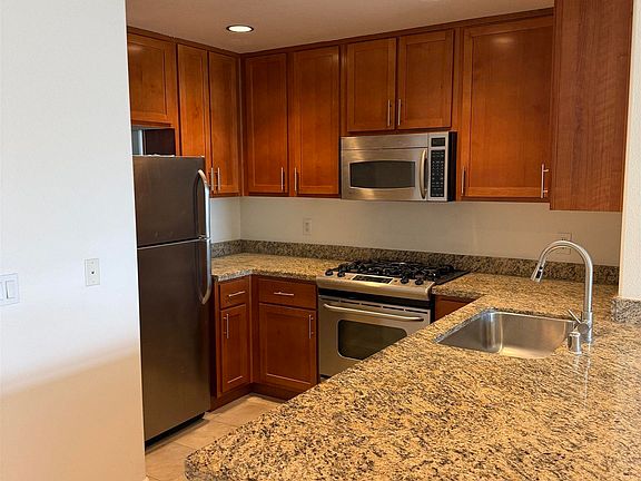 4th image of 423 7th St Unit 607