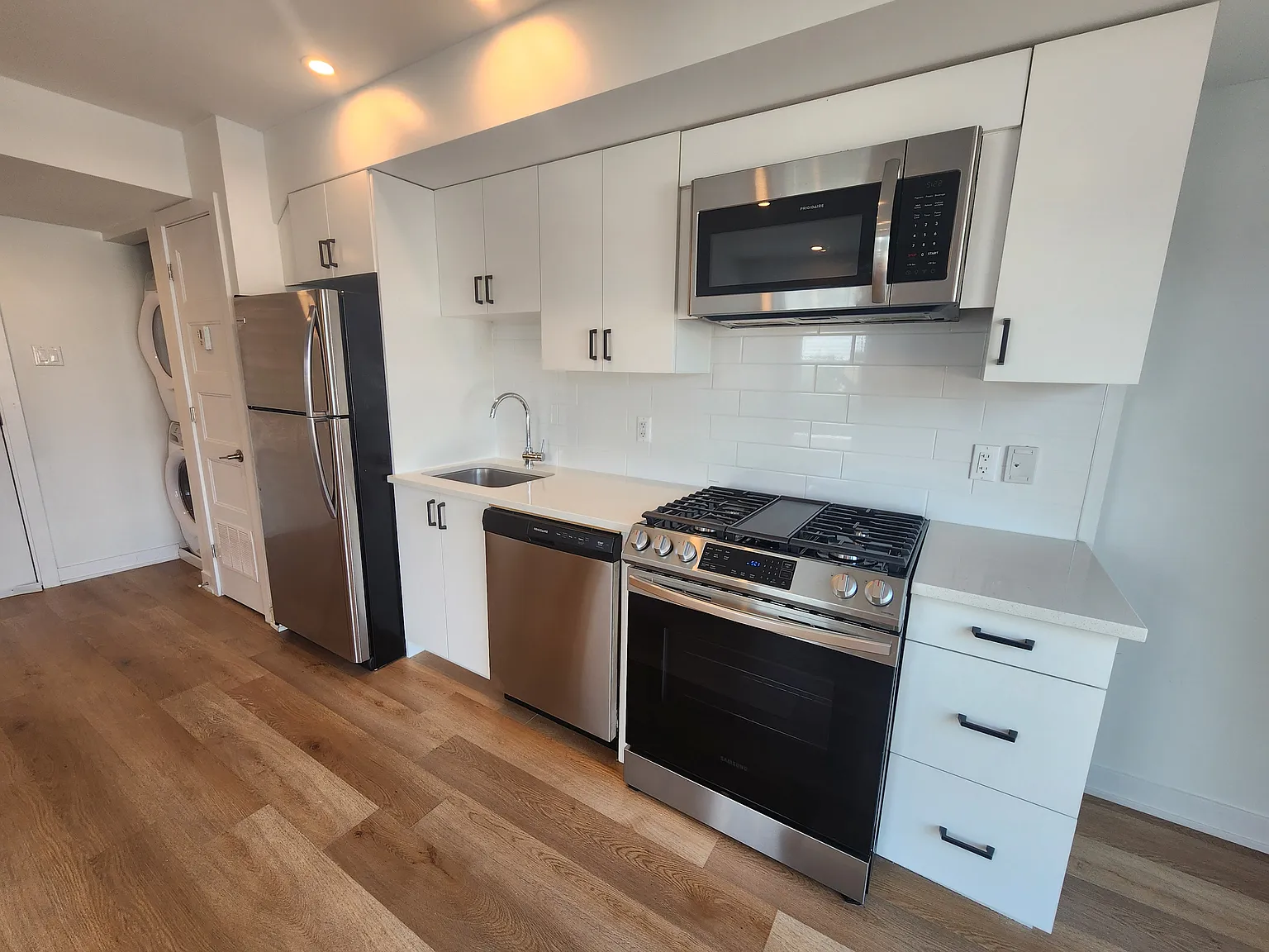 689 Churchill Avenue North — Photo 3