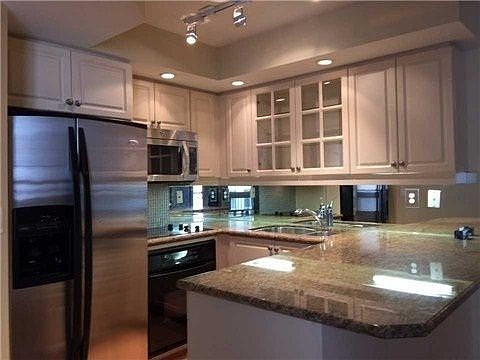 2nd image of 140 Simcoe St #521