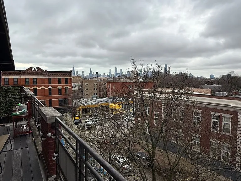 1542 N Damen/2010 W Pierce — Photo 10