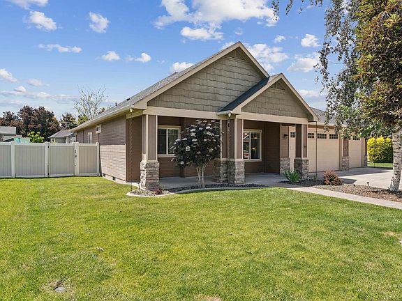 3rd image of 305 Crimson Cir E