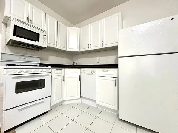 106 Fort Washington Avenue image 1 of 8