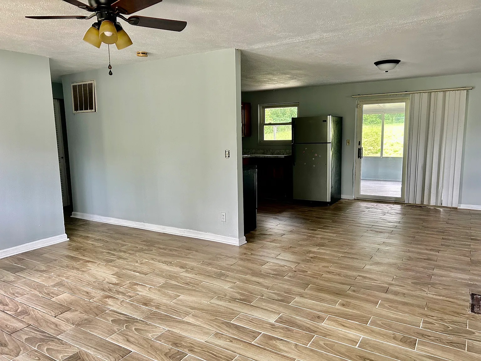 3 bed, 1026 sqft, $1,825 — Photo 3