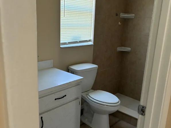 708 65th Ave E, Bradenton, FL 34203