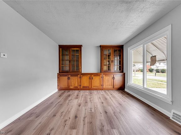 5th image of 21341 Fuller Ave