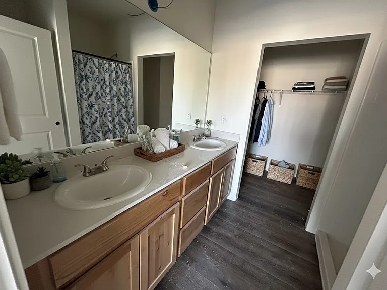 422 N 71st Ave — Photo 32