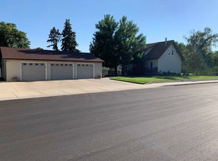 324 Score St, Ray, ND 58849