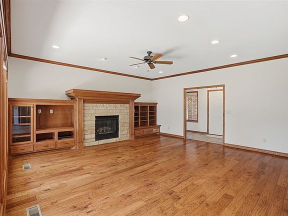 5th image of 6919 W 44th St
