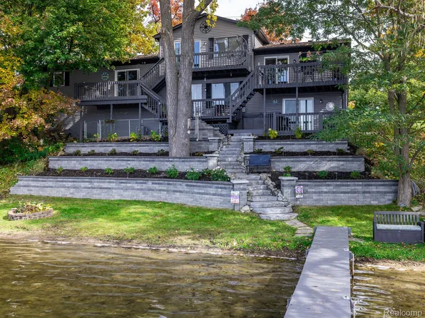 2145 Scott Lake Rd, Waterford, MI 48328