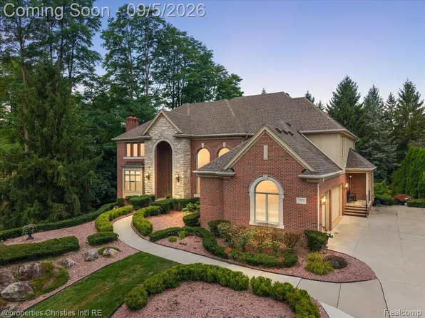 5173 Serena Dr, Troy, MI 48098