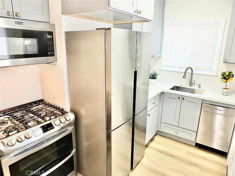 61 W Louise St #A — Photo 8
