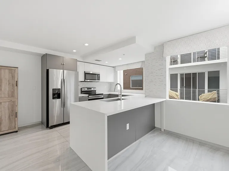 714 NE 14th Ave #102 — Photo 8