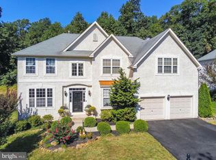 5 Hunters Hill Dr, Morgantown, PA 19543