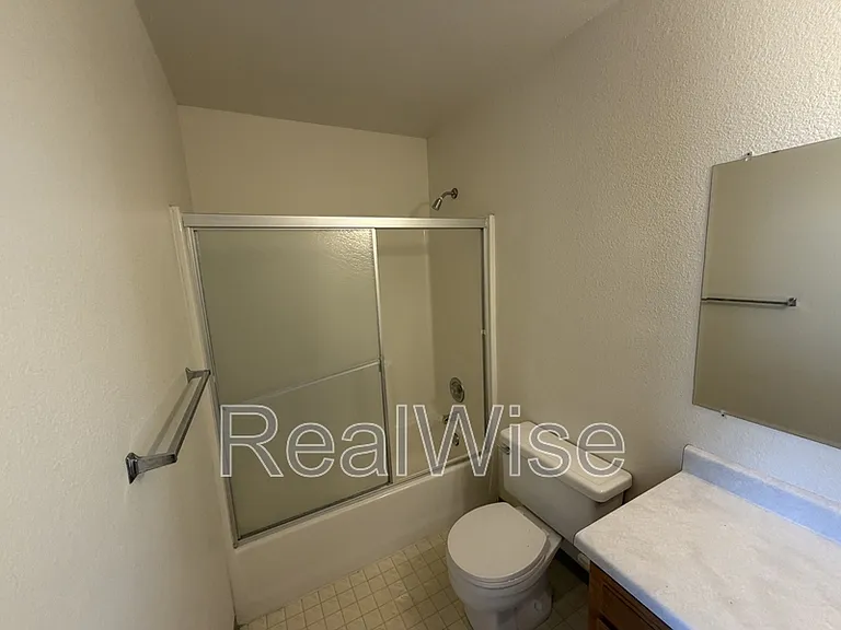 2145 NW Heidi Ln #D — Photo 9