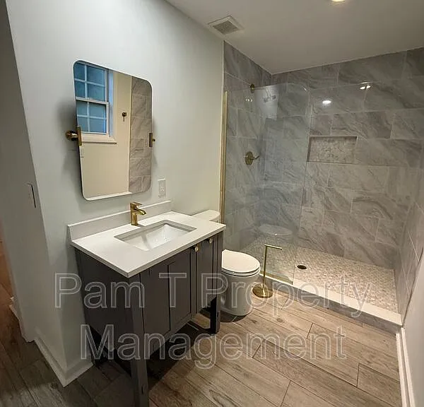 201 W 37th St #CARRIAGE HOUSE — Photo 7