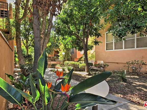 4th image of 18730 Hatteras St Unit 13