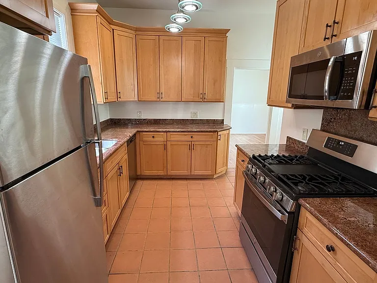 875 Huron Ave — Photo 17