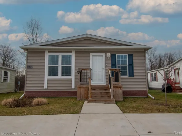 58701 Brookside Dr, Lenox, MI 48048