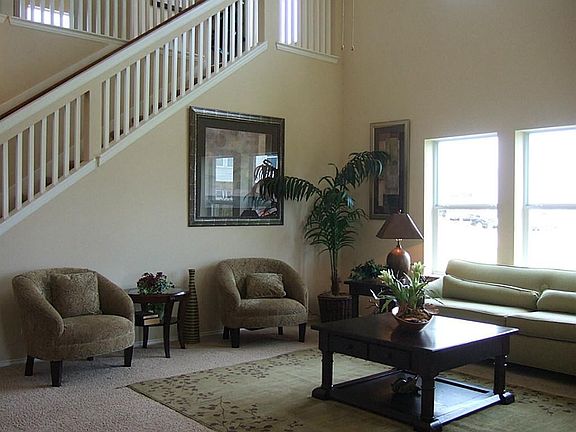 DRAMATIC AND SPACIOUS FAMILY ROOM, HIGH CEILINGS
