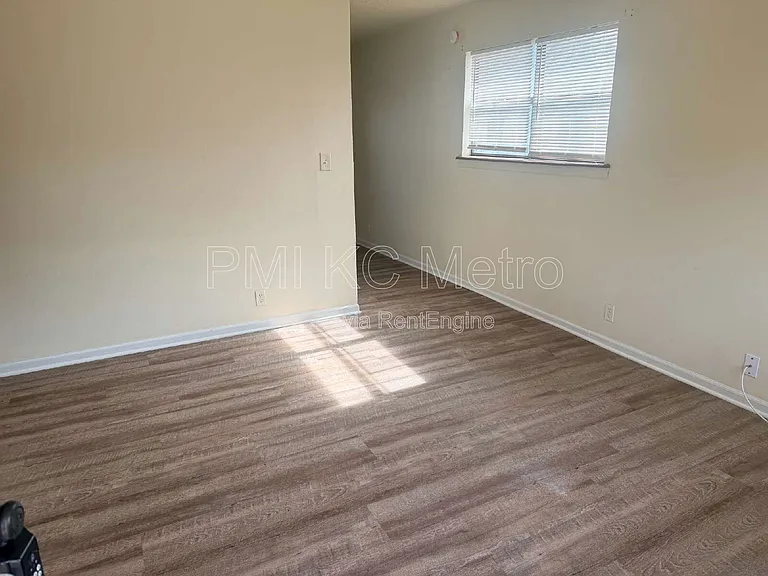 102 E Sunrise Dr — Photo 3