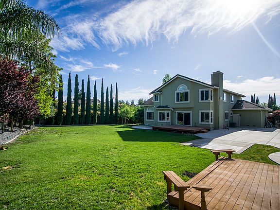 4th image of 300 Woodcrest Dr