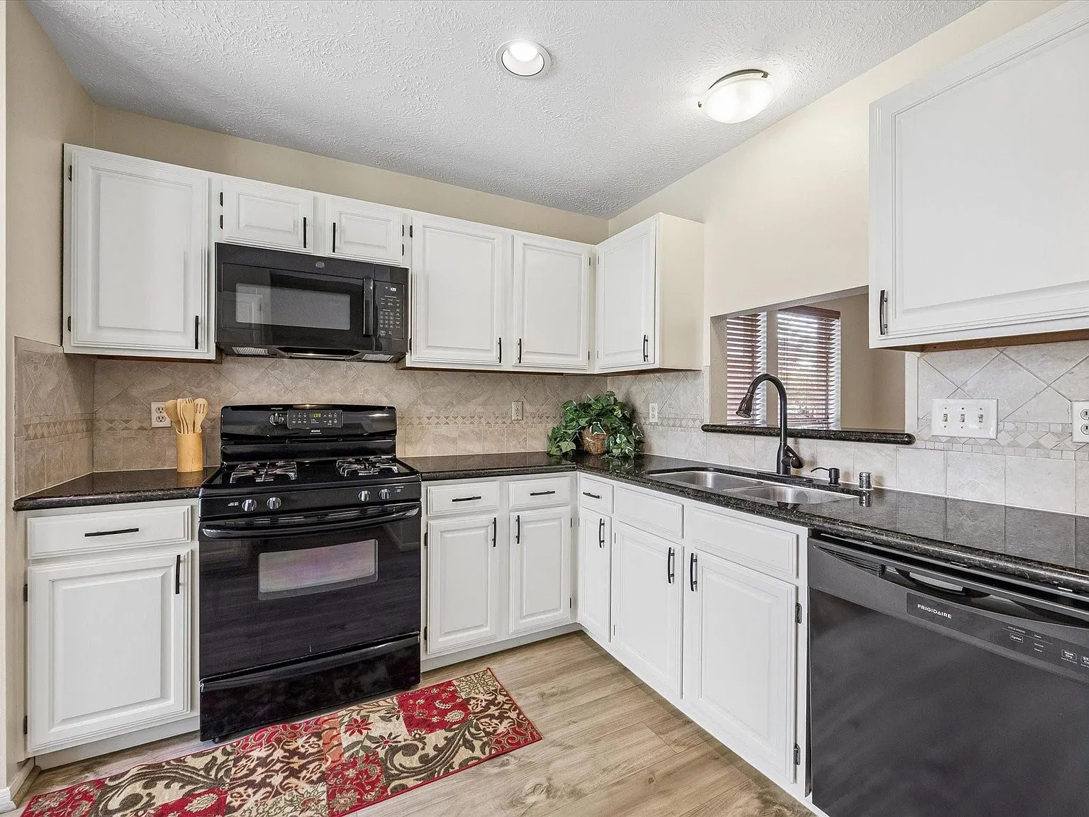 3 bed, 2.0 bath, 1628 sqft, $2,350 — Photo 2