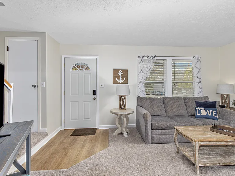 1644 Pennoyer Ave — Photo 4