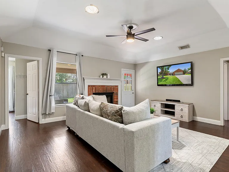 19 Alamosa Dr — Photo 17