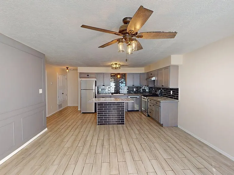 Sleek, Contemporary Efficiency - Live El Campo on Route 66! — Photo 7