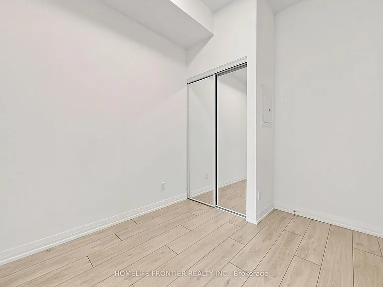 400 King St W #719 — Photo 7