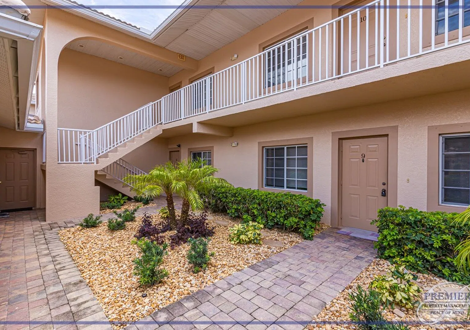 Golf & Lake Views 2 Beds/2 Baths Private Garge Resort Style Amenities Annual Rental — Photo 3