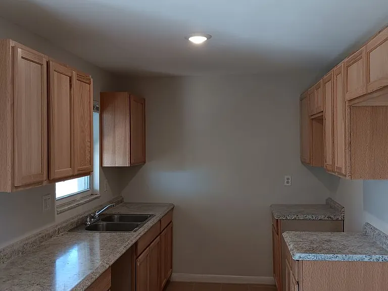 312 NE 11th Pl — Photo 5