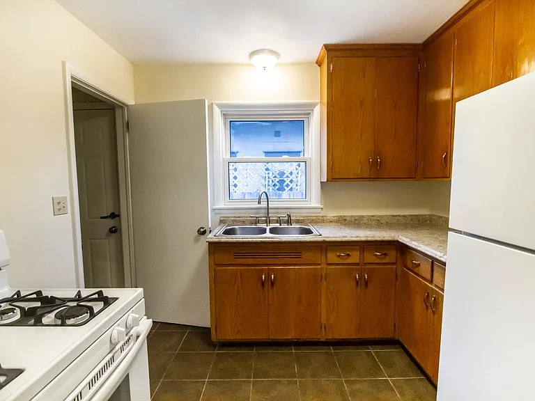 Kitchen. Gas range. Side entry
