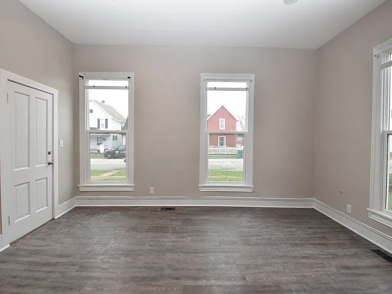 434 W Lawrence St — Photo 4