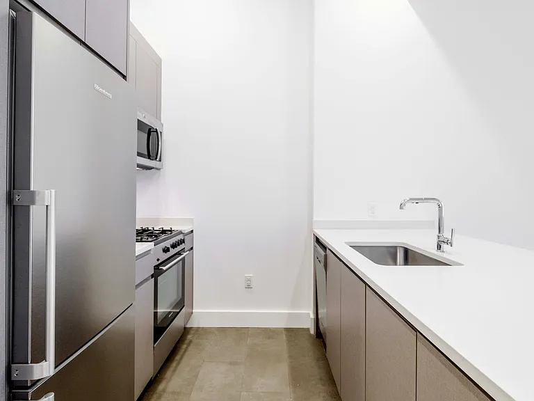 321 W 37th St #4D — Photo 8