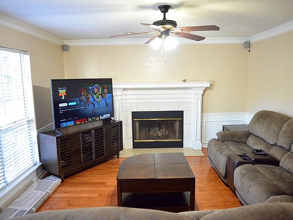 3rd image of 284 Ashbrook Dr