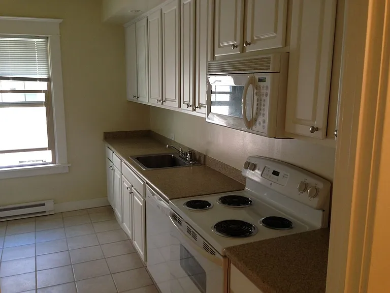 Del Roy Apartments — Photo 15