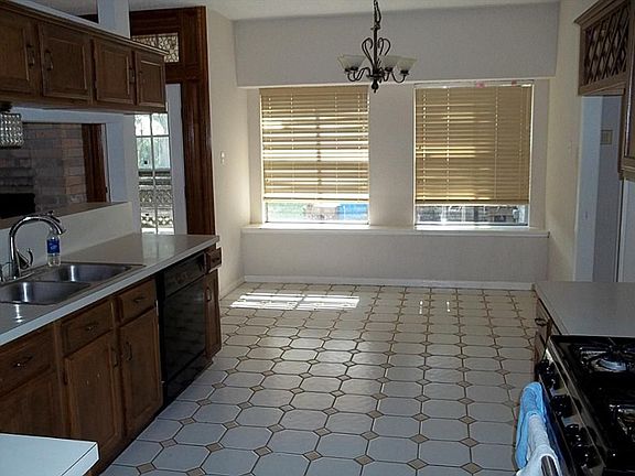 3rd image of 2438 Lakefield Way