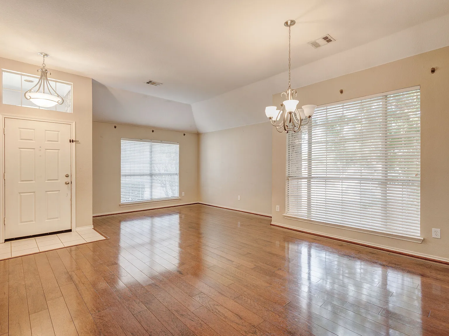 4 bed, 2200 sqft, $2,500 — Photo 2