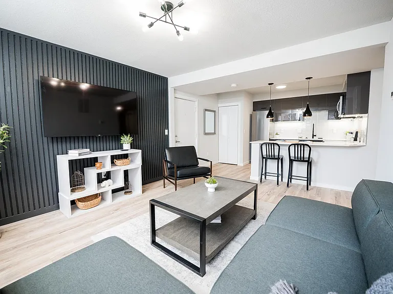 907 W Stoughton St #303 — Photo 1