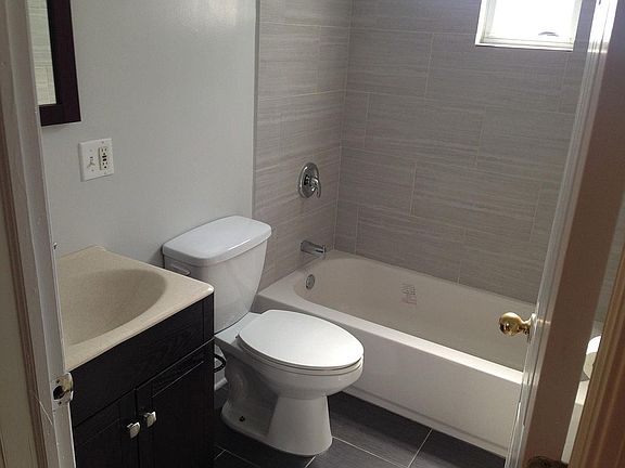 Full bath on main door 