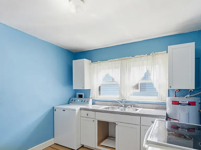 923 Elizabeth St — Photo 9