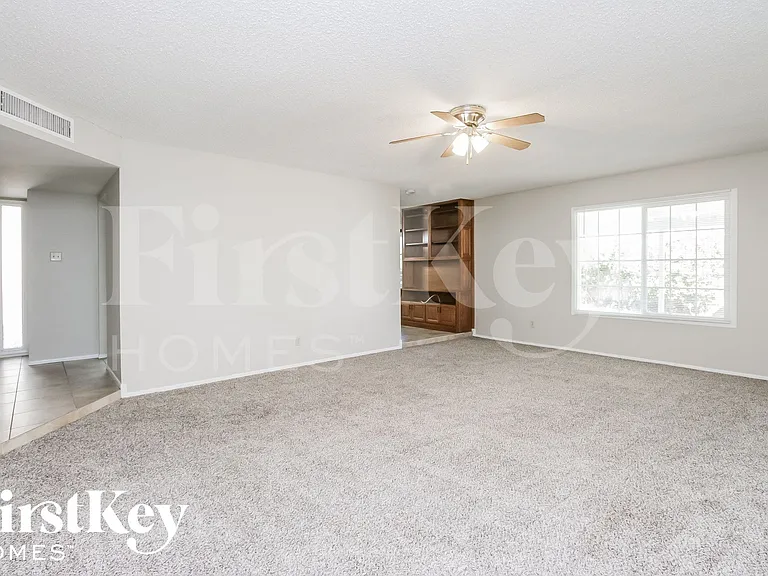 614 E Greenway Dr — Photo 3