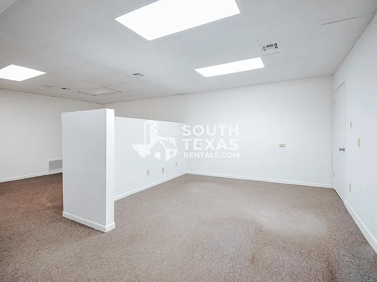 305 N Laurent St — Photo 6