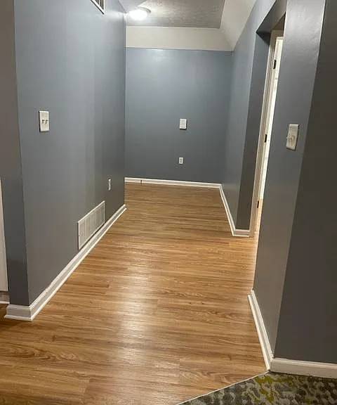 729 Spring Valley Dr — Photo 3