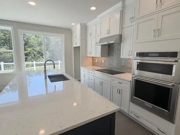 21 Grayson Ln, Downingtown, PA 19335